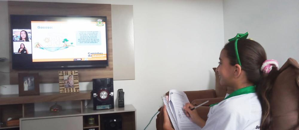 Educação municipal ofertou 145 mil horas-aula na Internet e mais sete por dia na TV