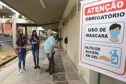 Estudantes com mais de 18 anos terão que apresentar comprovante de vacinação contra COVID-19 nas escolas