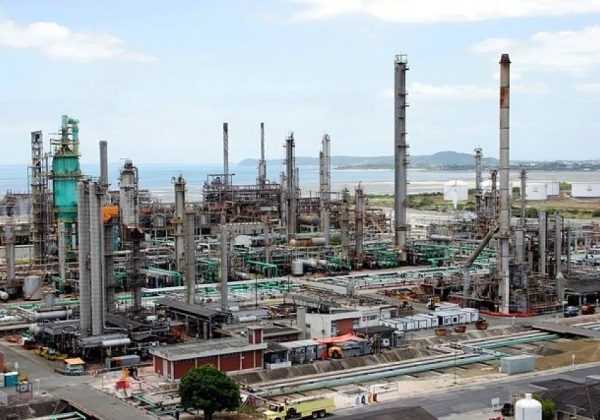 Privatizada, refinaria na Bahia vende combustível a preço superior à Petrobras