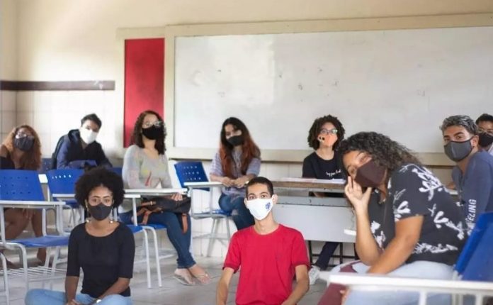 Líderes estudantis conscientizam colegas sobre importância de seguir protocolos de biossegurança