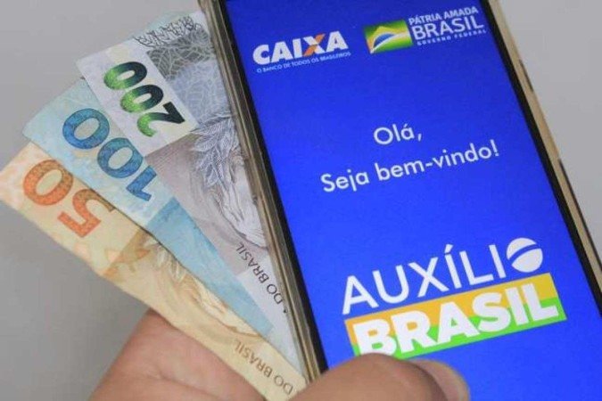 Auxílio Brasil: Governo inclui 556 mil novas famílias