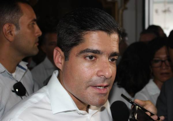 Neto critica institutos de pesquisas por associá-lo a candidatos a presidente