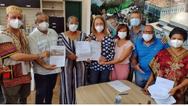 Fabíola Mansur assina processo de reconhecimento do Licor de Cachoeira como Patrimônio Imaterial da Bahia