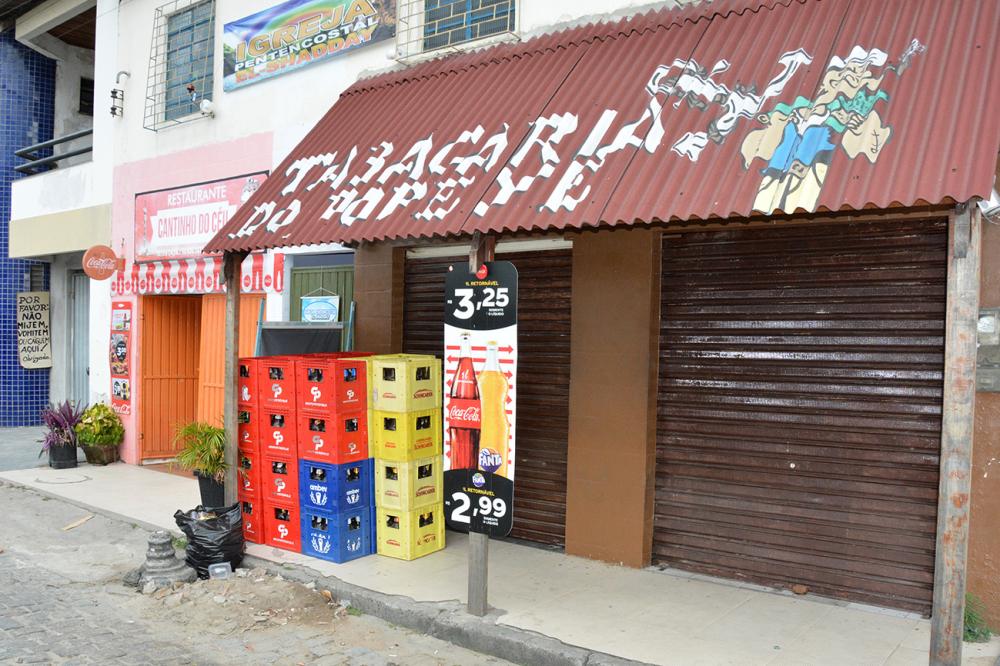 Prefeitura notifica dono de bar que instalou sanitário em calçada