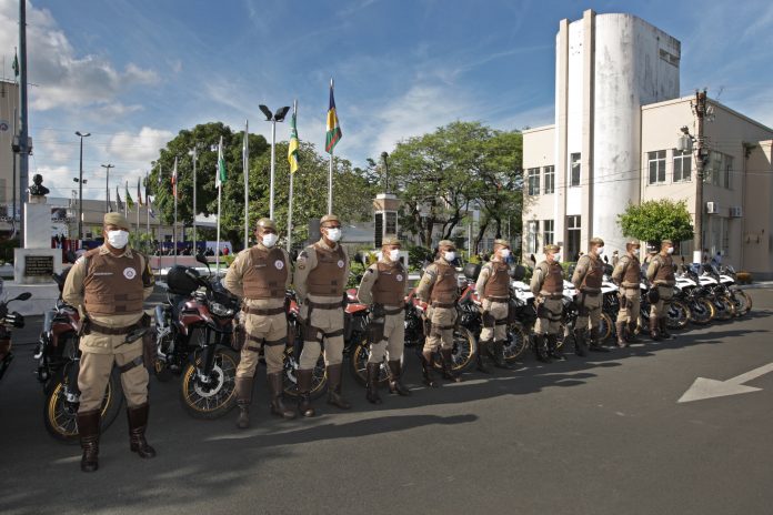 Durante comemoração pelos 197 anos, Polícia Militar da Bahia recebe novas motocicletas e viaturas