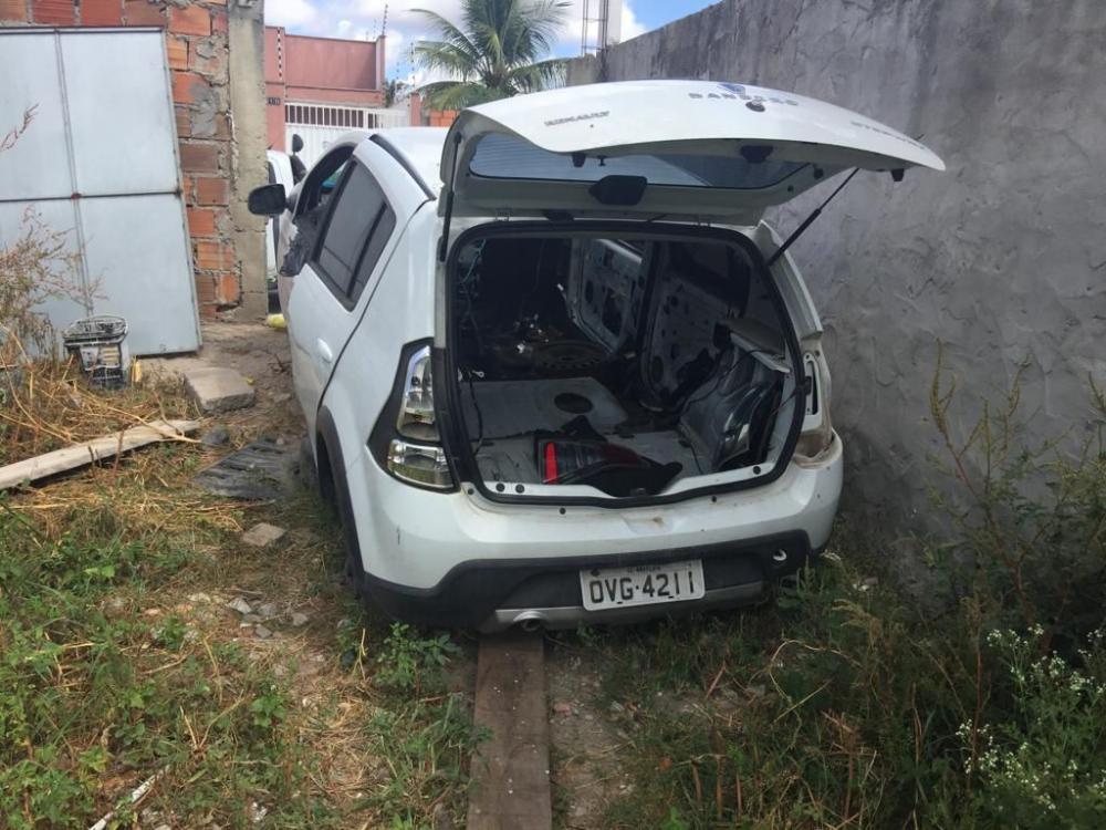 DRFR de Feira prende homem enquanto desmanchava veículo