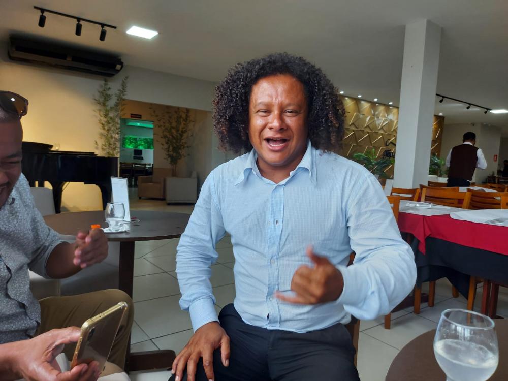 Humorista e ator Pisit Mota visita Feira de Santana