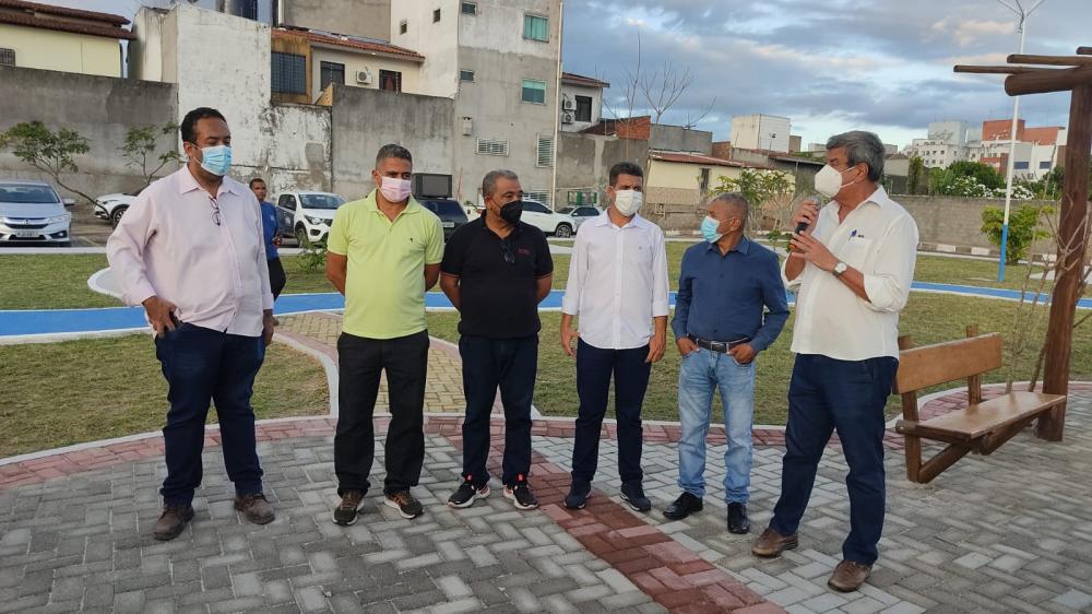 Colbert Filho diz que praça no Moradora do Bosque foi concluída com doações e sobras de obras