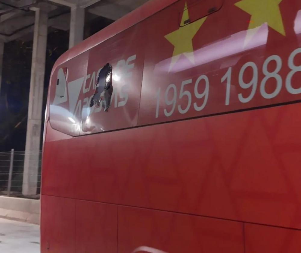 Ônibus do Bahia é atingido por bomba; Danilo Fernandes fica ferido