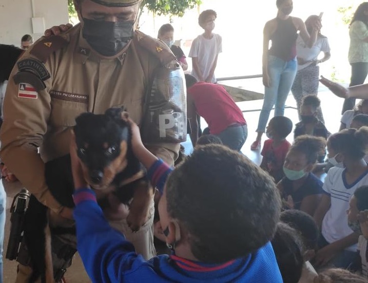 Cães da Rondesp Oeste são utilizados durante ação social em escola